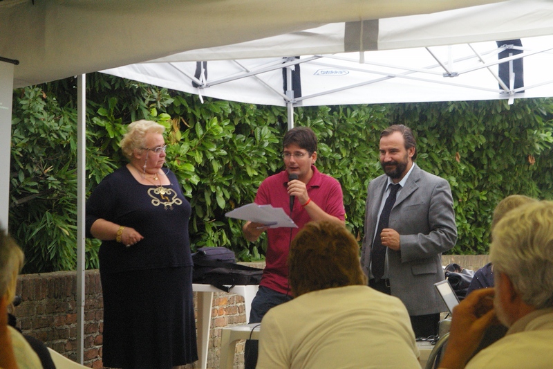 Lettura della Richiesta di Dichiarazione di notevole interesse pubblico del paesaggio di Schierano da parte del Vice Sindaco di Passerano Marmorito, Dott. Emanuele Giubasso [Foto di Franco  Correggia].