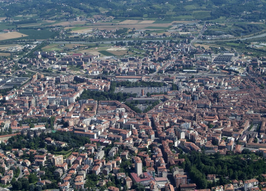 Veduta della citt&agrave; di Asti e all'orizzonte il fiume Tanaro e la Frazione il Torrazzo (Foto di Mark Cooper).