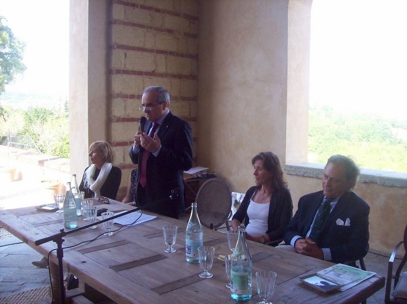 Saluto iniziale e coordinamento dei lavori della cerimonia di premiazione da parte dell'Assessore all'ambiente Pier Franco Ferraris della Provincia di Asti. Al tavolo dei relatori da (sx): On.le Maria Teresa Armosino (Presidente della Provincia di Asti), Dott.ssa Rosaria Lunghi Bonino (Sindaco di Grazzano Badoglio) e Avv. Guido Carlo Alleva (Tenuta Santa Caterina) [Foto di Carlo Bidone].