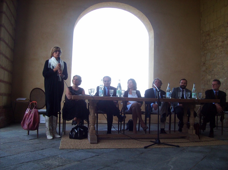 Relazione sulle tematiche della gestione del paesaggio anche  nelle realtà candidate ai riconoscimenti a Patrimonio dell'Umanità da parte dell'Unesco dalla Presidente della Provincia di Asti, On.le Maria Teresa Armosino. Al tavolo dei relatori da (sx): Dott.ssa Giovanna Quaglia (Assessore regionale al bilancio), Dott.ssa Rosaria Lunghi Bonino (Sindaco di Grazzano Badoglio), l'Avv. Guido Carlo Alleva (Tenuta Santa Caterina), Prof. Marco Devecchi (Presidente dell'Osservatorio del Paesaggio per il Monferrato e l'Astigiano) e Prof. Alessandro Crosetti (Università di Torino) [Foto di Davide Degioanni].