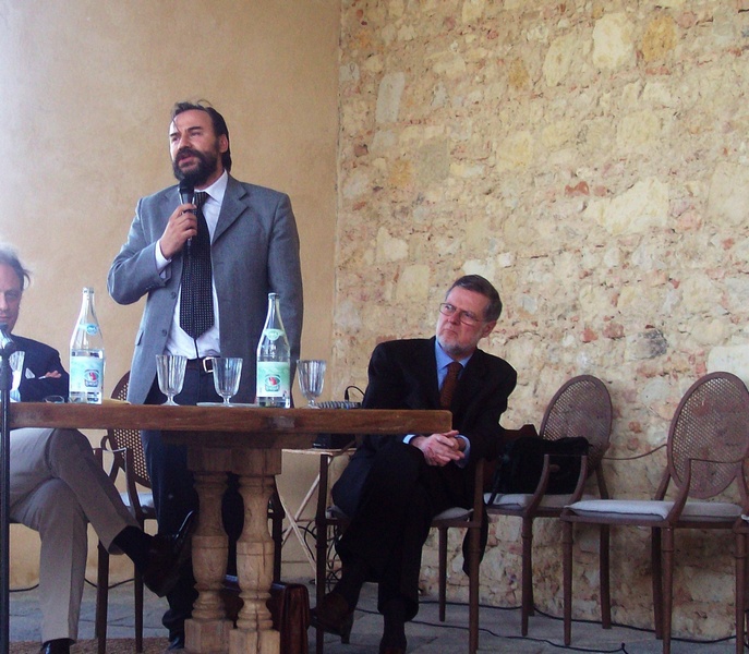 Relazione del Prof. Marco Devecchi, Presidente dell'Osservatorio del Paesaggio per il Monferrato e l'Astigiano, sullo spirito e finalità del Terzo Bando di Concorso sul paesaggio astigiano [Foto di Davide Degioanni].