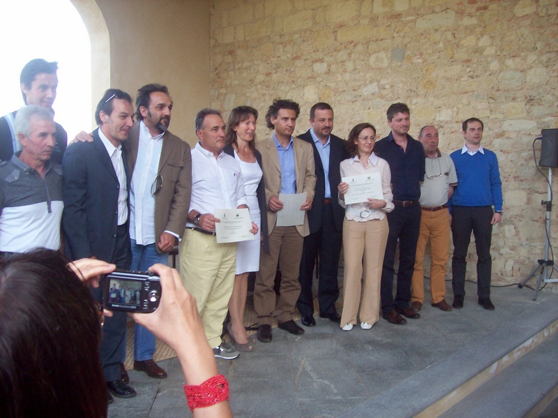 Foto ricordo con i rappresentanti delle Ditte segnalate per le specifiche opere di realizzazione degli interventi [Foto di Davide Degioanni].