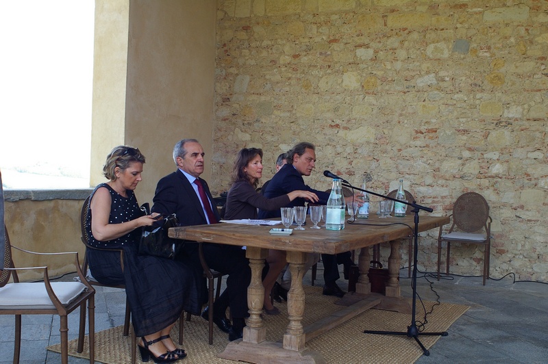 Tavolo dei relatori: da (sx) Giovanna Quaglia (Assessore al Bilancio della Regione Piemonte), Pier Franco Ferraris (Assessore all'Ambiente della Provincia di Asti), Rosaria Lunghi Bonino  (Sindaco di Grazzano Badoglio), Guido Carlo Alleva (Proprietario della Tenuta Santa Caterina) e Alessandro Crosetti (Ordinario di diritto amministrativo e Docente di normativa ambientale e delle opere a verde dell'Università di Torino) [Foto di Carlo Bidone].