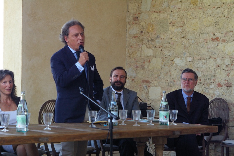 Saluto e riflessioni sugli interventi di restauro effettuati presso la Tenuta Santa Caterina da parte del proprietario, Avv. Guido Carlo Alleva. Al Tavolo dei relatori da (sx): Dott.ssa Rosaria Lunghi Bonino (Sindaco di Grazzano Badoglio), Prof. Marco Devecchi (Presidente dell'Osservatorio del Paesaggio per il Monferrato e l'Astigiano) e il Prof. Alessandro Crosetti (Università di Torino) [Foto di Carlo Bidone].