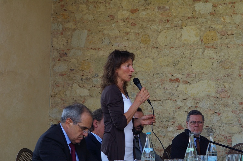 Saluto iniziale da parte del Sindaco di Grazzano Badoglio, Rosaria Lunghi Bonino, alla cerimonia di Premiazione del Terzo Bando di Concorso sugli interventi progettuali di qualità nel paesaggio astigiano, presso la Tenuta Santa Caterina [Foto di Carlo Bidone].