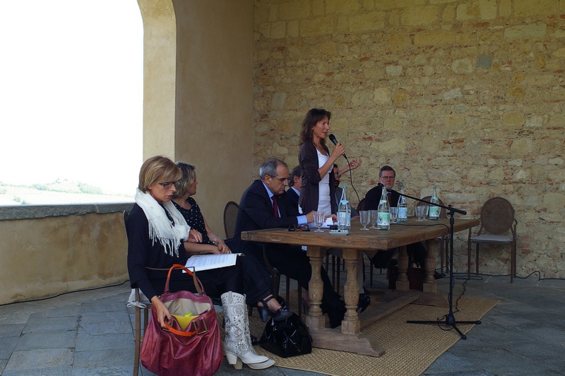 Saluto iniziale da parte del Sindaco di Grazzano Badoglio, Rosaria Lunghi Bonino, alla cerimonia di Premiazione del Terzo Bando di Concorso sugli interventi progettuali di qualità nel paesaggio astigiano, presso la Tenuta Santa Caterina. Al tavolo dei relatori da (sx): On.le Maria Teresa Armosino, Dott.ssa Giovanna Quaglia, Geom. Pier Franco Ferraris, Avv. Guido Carlo Alleva, Prof. Marco Devecchi e Prof. Alessandro Crosetti [Foto di Carlo Bidone].