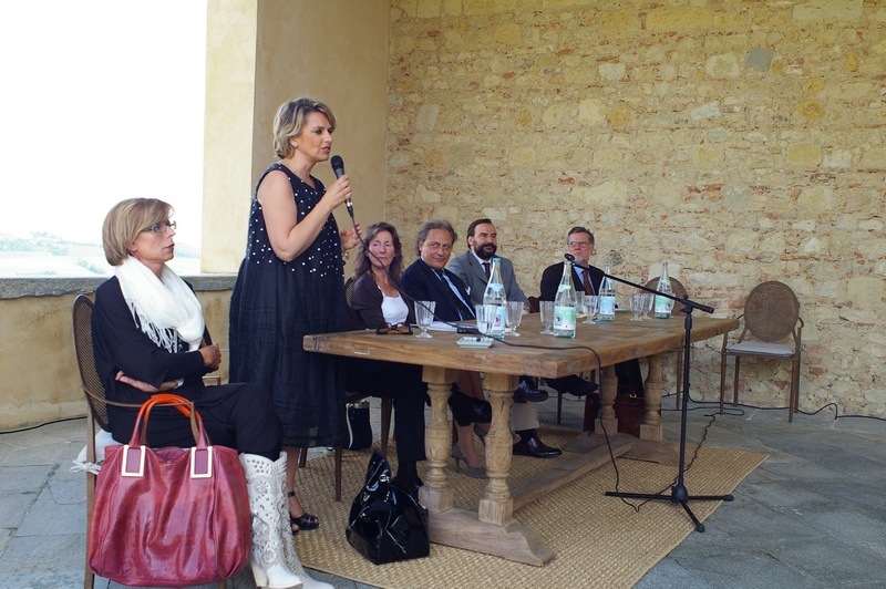 Riflessioni sui temi dell'importanza della qualità paesaggistica nella prospettiva della valorizzazione anche turistica dell'Astigiano, da parte del nuovo Assessore regionale al Bilancio, Dott.ssa Giovanna Quaglia. Nella foto da (sx): On.le Maria Teresa Armosino (Presidente della Provincia di Asti), Dott.ssa Rosaria Lunghi Bonino (Sindaco di Grazzano Badoglio), l'Avv. Guido Carlo Alleva (Tenuta Santa Caterina), Prof. Marco Devecchi (Presidente dell'Osservatorio del Paesaggio per il Monferrato e l'Astigiano) e Prof. Alessandro Crosetti (Università di Torino) [Foto di Carlo Bidone].