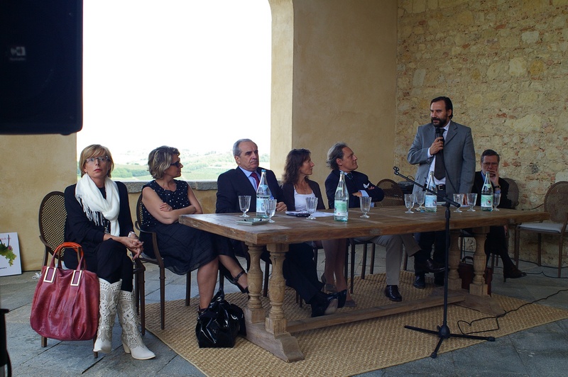 Tavolo dei relatori alla Premiazione del Terzo Bando di Concorso sugli interventi progettuali di qualità nel paesaggio astigiano. Nella foto da (sx) verso (dx): Avv. Maria Teresa Armosino (presidente della Provincia di Asti), Dott.ssa Giovanna Quaglia (Assessore al Bilancio della Regione Piemonte), Geom. Pier Franco Ferraris (Assessore all'Ambiente della Provincia di Asti), Dott.ssa Rosaria Lunghi Bonino (Sindaco di Grazzano Badoglio), Avv. Guido Carlo Alleva (Tenuta Santa Cristina), Prof. Marco Devecchi (Presidente dell'Osservatorio del Paesaggio per il Monferrato e l'Astigiano e Prof. Alessandro Crosetti (Ordinario di Diritto amministrativo dell'Università di Torino) [Foto di Carlo Bidone].