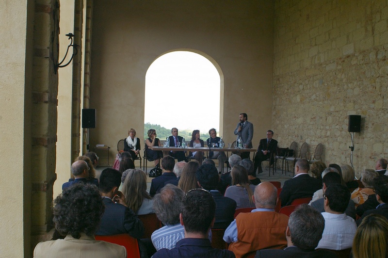 Relazione del Prof. Marco Devecchi, Presidente dell'Osservatorio del Paesaggio per il Monferrato e l'Astigiano, sullo spirito e finalità del Terzo Bando di Concorso sul paesaggio astigiano. Nella foto, al Tavolo dei relatori, da (sx): On.le Maria Teresa Armosino (Presidente della Provincia di Asti, Dott.ssa Giovanna Quaglia (Assessore al Bilancio della Regione Piemonte), Assessore all'Ambiente Pier Franco Ferraris della Provincia di Asti, Dott.ssa Rosaria Lunghi Bonino (Sindaco di Grazzano Badoglio), l'Avv. Guido Carlo Alleva (Tenuta Santa Caterina)e Prof. Alessandro Crosetti (Università di Torino) [Foto di Carlo Bidone].