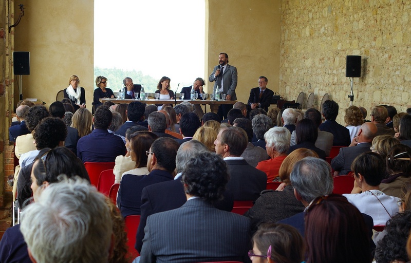 Relazione del Prof. Marco Devecchi, Presidente dell'Osservatorio del Paesaggio per il Monferrato e l'Astigiano, sullo spirito e finalità del Terzo Bando di Concorso sul paesaggio astigiano. Nella foto, al Tavolo dei relatori, da (sx): On.le Maria Teresa Armosino (Presidente della Provincia di Asti, Dott.ssa Giovanna Quaglia (Assessore al Bilancio della Regione Piemonte), Assessore all'Ambiente Pier Franco Ferraris della Provincia di Asti, Dott.ssa Rosaria Lunghi Bonino (Sindaco di Grazzano Badoglio), l'Avv. Guido Carlo Alleva (Tenuta Santa Caterina)e Prof. Alessandro Crosetti (Università di Torino) [Foto di Carlo Bidone].