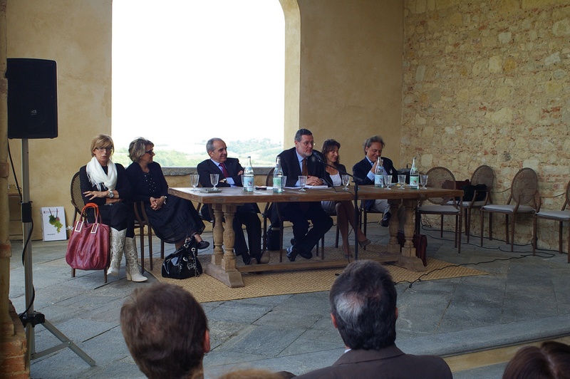 Relazione del Prof. Alessandro Crosetti (Ordinario di diritto amministrativo e Docente di normativa ambientale e delle opere a verde dell Università di Torino) sul tema ""La tutela del paesaggio nelle ultime modifiche al Codice Urbani: analisi e prospettive". Nella foto, al Tavolo dei relatori, da (sx): On.le Maria Teresa Armosino (Presidente della Provincia di Asti, Dott.ssa Giovanna Quaglia (Assessore al Bilancio della Regione Piemonte), Assessore all Ambiente Pier Franco Ferraris della Provincia di Asti, Dott.ssa Rosaria Lunghi Bonino (Sindaco di Grazzano Badoglio) e Avv. Guido Carlo Alleva (Tenuta Santa Caterina)  [Foto di Carlo Bidone].