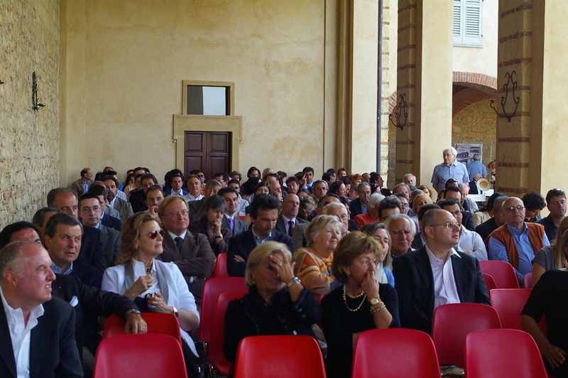 Folto pubblico presente presso la Tenuta Santa Caterina a Grazzano, in occasione della cerimonia di Premiazione degli interventi progettuali di qualità nel paesaggio astigiano.