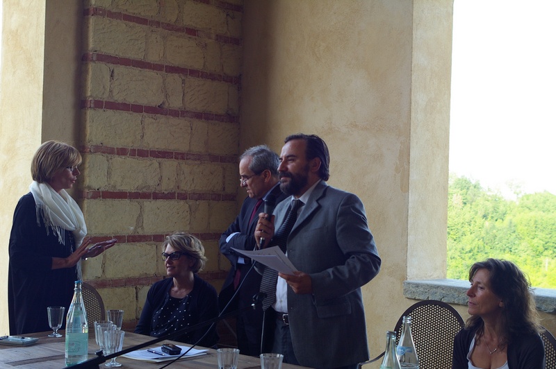 Lettura da parte del Prof. Marco Devecchi (Presidente dell'Osservatorio del Paesaggio per il Monferrato e l'Astigiano) delle motivazioni elaborate dalla Giuria per l'assegnazione  dei Premi e Riconoscimenti [Foto di Alessandro Crosetti].