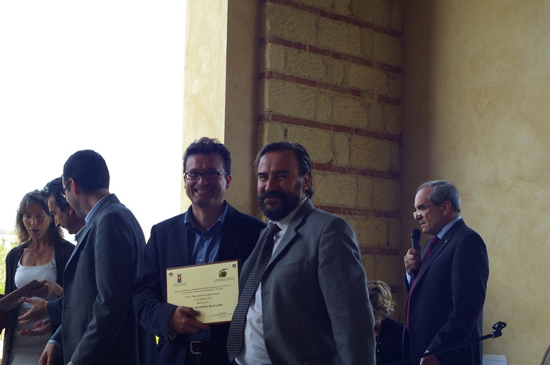 Foto ricordo del momento della consegna del Premio al Sindaco di Castagnole delle Lanze, Prof. Marco Violardo, assieme a Marco Devecchi.