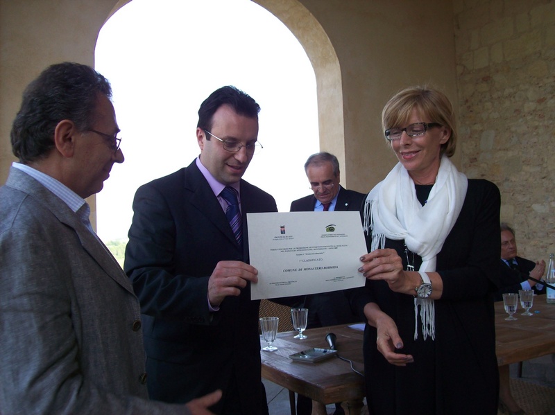 Consegna da parte del Presidente della Provincia di Asti, On.le Maria Teresa Armosino, del primo premio per la Sezione sugli strumenti urbanistici attenti alla salvaguardia del paesaggio al Sindaco Gigi Gallareto del Comune di Monastero Bormida [Foto di Ivana Bologna].