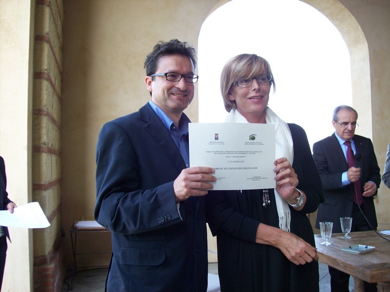 Consegna da parte del Presidente della Provincia di Asti, On.le Maria Teresa Armosino, del primo premio per la Sezione sugli strumenti urbanistici attenti alla salvaguardia del paesaggio al Comune di Castagnole della Lanze, nella persona del suo Sindaco, il Prof. Marco Violardo [Foto di Ivana Bologna].