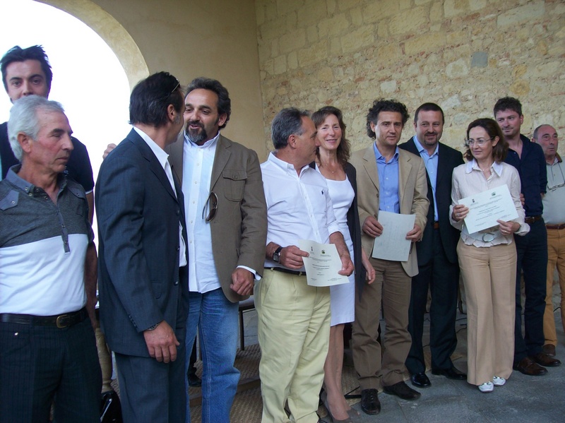 Foto ricordo con i rappresentanti delle Ditte segnalate per le specifiche opere di realizzazione degli interventi [Foto di Ivana Bologna].