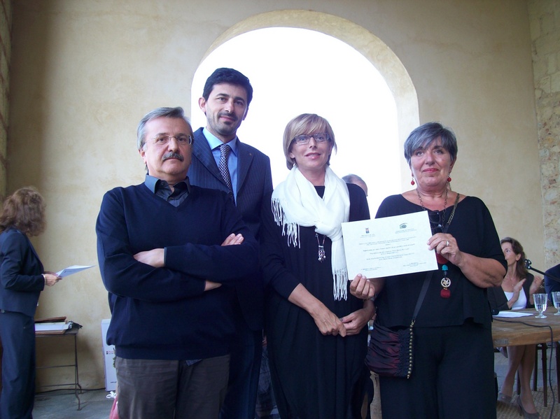 Segnalazione di merito consegnata dalla Presidente della Provincia di Asti, On.le Maria Teresa Armosino al progetto "Foro Boario Pio Corsi" nel contesto di Piazza Garibaldi" in Nizza Monferrato redatto da Arch. Ezio Bardini, Ing. Giorgio Colletti, Arch. Laura Secco e Arch. Maria Gloria Saldinari [Foto di Ivana Bologna].