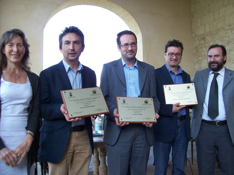 Sindaci premiati per l'accoglimento delle pratiche di buon governo dei rispettivi paesaggi comunali: Mauro Malaga (Cerro Tanaro), Andrea Laiolo (Vinchio) e Marco Violardo (Castagnole Lanze). Nella foto (sx) il Sindaco di Grazzano Badoglio (Rosaria Lunghi Bonino) e (dx) il Presidente dell'Osservatorio del Paesaggio per il Monferrato e l'Astigiano (Prof. Marco Devecchi) [Foto di Ivana Bologna].