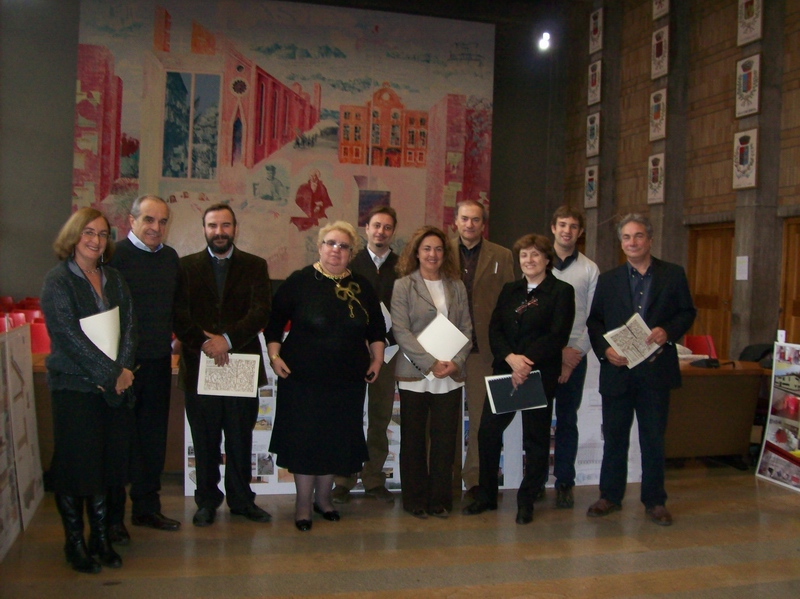 Foto ricordo della Commissione giudicatrice del Bando di Concorso sul Paesaggio astigiano. Nella foto da (sx) verso (dx): Arch. Cristina Lucca (Coordinatrice dell'Ufficio Beni Ambientali della Soprintendenza per i Beni Architettonici e Paesaggistici del Piemonte), Geom. Pier Franco Ferraris (Assessore all'Ambiente della Provincia di Asti), Prof. Marco Devecchi (Presidente dell'Osservatorio del Paesaggio per il Monferrato e l'Astigiano), Dott.ssa Rosanna Valle (Assessore ai Lavori pubblici della Provincia di Asti), Arch. Fabio Musso (Membro indicato dall'Ordine degli Architetti, Pianificatori, Paesaggisti e Conservatori della provincia di Asti), Geom. Donatella Curletto (Membro indicato dal Collegio dei Geometri della provincia di Asti), Ing. Marco Gonella (Membro indicato dall'Ordine degli Ingegneri della provincia di Asti), Arch. Mariella Olivier (Direttore della Direzione Programmazione Strategica, Politiche Territoriali ed Edilizia della Regione Piemonte), Dott. Agr. Davide Degioanni (Membro indicato dall'