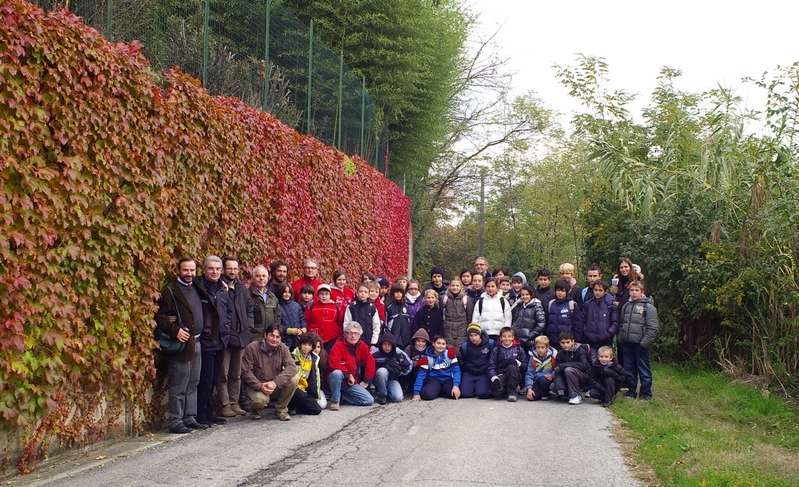 Foto ricordo con I ragazzi della Scuola Media di Mombercelli in occasione della messa a dimora delle diverse specie rampicanti e decombenti lungo un antiestetico muro in cemento lungo la provinciale per Vaglio Serra.