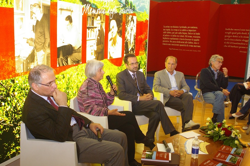 Presentazione da parte di Laurana Lajolo del Volume "Gli Uomini e la Terra. Il Patrimonio economico, ambientale e culturale del paesaggio agrario". Nella foto da (sx) verso (dx): Dott. Gianfranco Corgiat della Regione  Piemonte, Prof.ssa Laurana Lajolo dell