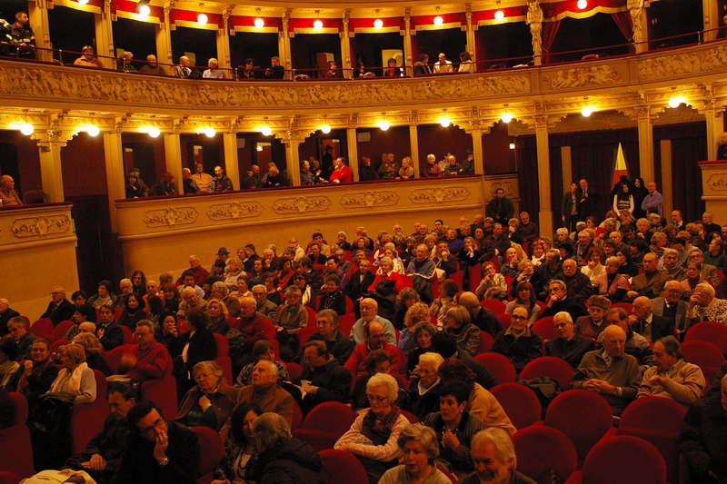 Veduta del folto pubblico presente al Teatro Alfieri alla presentazione del Volume "Il Risorgimento nell Astigiano nelle Langhe e nel Monferrato [Foto di Paola Grassi].