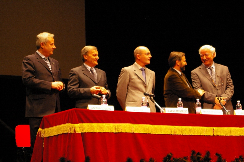 Presentazione del Volume "Il Risorgimento nell Astigiano nelle Langhe e nel Monferrato. Nella foto da (sx): Ing. Andrea Sodano (Vice Presidente della Fondazione Cassa di Risparmio di Asti), Dott. aldo Pia (Presidente della Cassa di risparmio di Asti), Prof. Silvano Montaldo (Curatore scientifico), Prof. Marco Devecchi (Coordinatore editoriale) e Prof. Ottavio Coffano (Ideatore e curatore del corredo iconografico) [Foto di Paola Grassi].