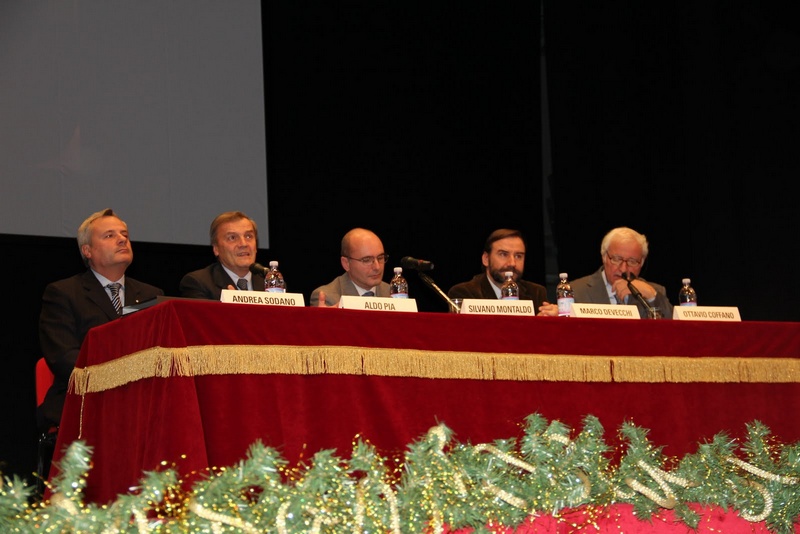Presentazione del Volume "Il Risorgimento nell Astigiano nelle Langhe e nel Monferrato presso il Teatro Alfieri ad Asti. Nella foto da (sx): Ing. Andrea Sodano (Vice Presidente della Fondazione Cassa di Risparmio di Asti), Dott. aldo Pia (Presidente della Cassa di risparmio di Asti), Prof. Silvano Montaldo (Curatore scientifico), Prof. Marco Devecchi (Coordinatore editoriale) e Prof. Ottavio Coffano (Ideatore e curatore del corredo iconografico) [Foto di Renato Grimaldi].