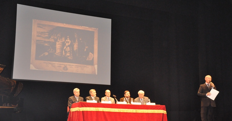 Conduzione della presentazione da parte del Rag. Isidoro Albergucci del Volume "Il Risorgimento nell Astigiano nelle Langhe e nel Monferrato" presso il Teatro Alfieri ad Asti. Nella foto da (sx): Ing. Andrea Sodano (Vice Presidente della Fondazione Cassa di Risparmio di Asti), Dott. aldo Pia (Presidente della Cassa di risparmio di Asti), Prof. Silvano Montaldo (Curatore scientifico), Prof. Marco Devecchi (Coordinatore editoriale) e Prof. Ottavio Coffano (Ideatore e curatore del corredo iconografico) [Foto di Federica Larcher].