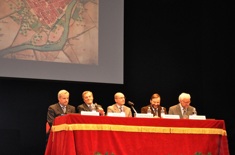 Presentazione del Volume "Il Risorgimento nell Astigiano nelle Langhe e nel Monferrato presso il Teatro Alfieri ad Asti. Nella foto da (sx): Ing. Andrea Sodano (Vice Presidente della Fondazione Cassa di Risparmio di Asti), Dott. Aldo Pia (Presidente della Cassa di risparmio di Asti), Prof. Silvano Montaldo (Curatore scientifico), Prof. Marco Devecchi (Coordinatore editoriale) e Prof. Ottavio Coffano (Ideatore e curatore del corredo iconografico) [Foto di Federica Larcher].