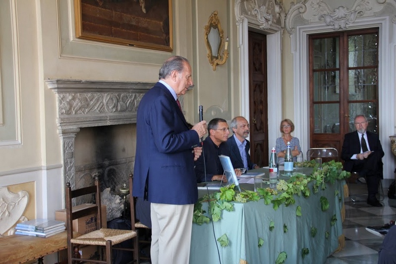 Saluto iniziale del Dott. Lorenzo Vallarino Gancia, Presidente dell'Associazione Canelli Domani [Foto di Renato Grimaldi].