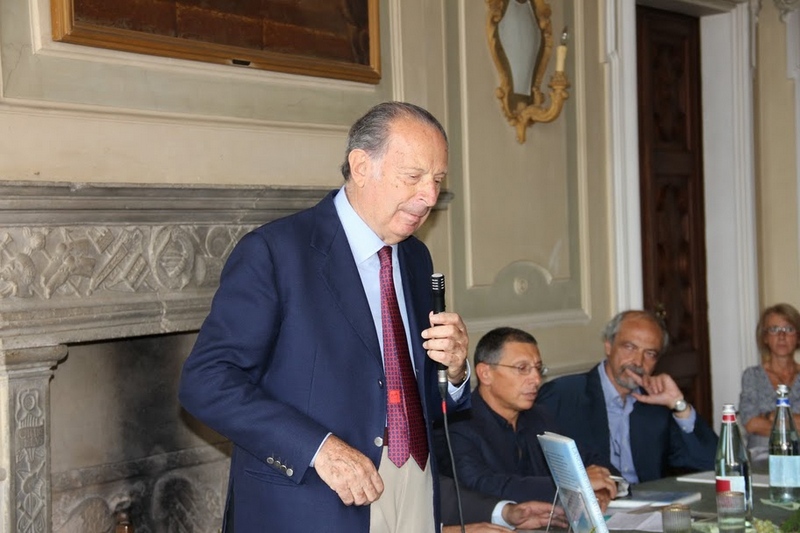 Saluto iniziale del Dott. Lorenzo Vallarino Gancia, Presidente dell'Associazione Canelli Domani [Foto di Renato Grimaldi].