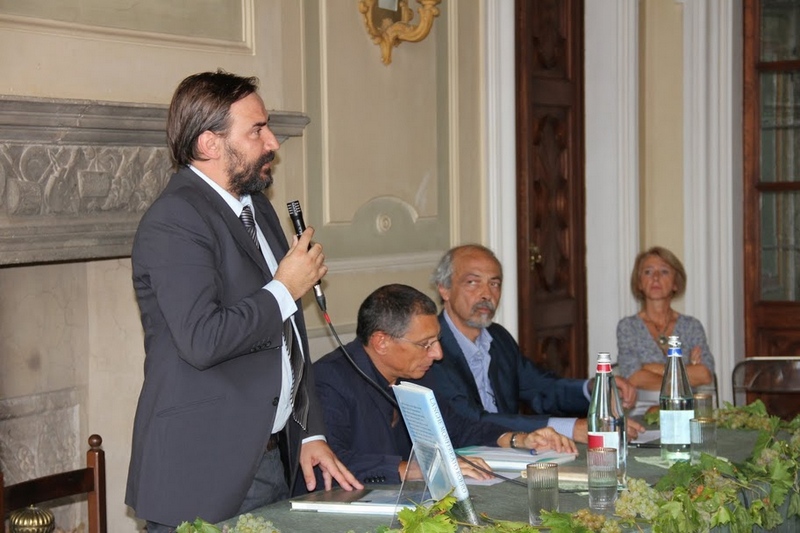 Presentazione del Volume "Langhe, Monferrato, Roero. Paesaggi e parole di un Patrimonio dell Umanità" da parte del Prof. Marco Devecchi, Docente dell Università di Torino e Presidente dell Osservatorio del Paesaggio per il Monferrato e l Astigiano [Foto di Renato Grimaldi].