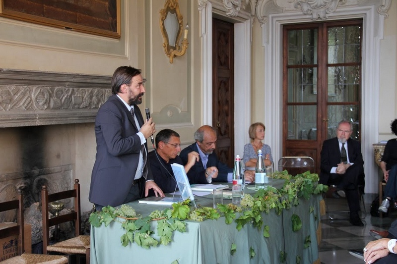 Presentazione del Volume "Langhe, Monferrato, Roero. Paesaggi e parole di un Patrimonio dell Umanità" da parte del Prof. Marco Devecchi (dx), Presidente dell Osservatorio del Paesaggio per il Monferrato e l Astigiano. Nella foto: (centro) Dott. Adriano Moraglio, giornalista e moderatore, e Prof. Sergio Conti (Università di Torino)[Foto Renato Grimaldi].