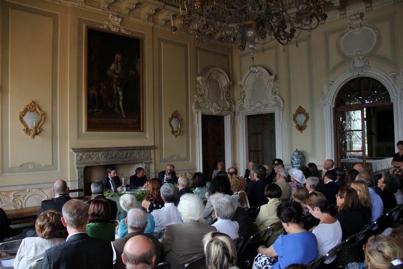  Folto pubblico presente nel salone d onore del Castello alla presentazione del Volume "Langhe, Monferrato, Roero. Paesaggi e parole di un Patrimonio dell Umanità" a cura di Sergio Conti [Foto di Renato Grimaldi].