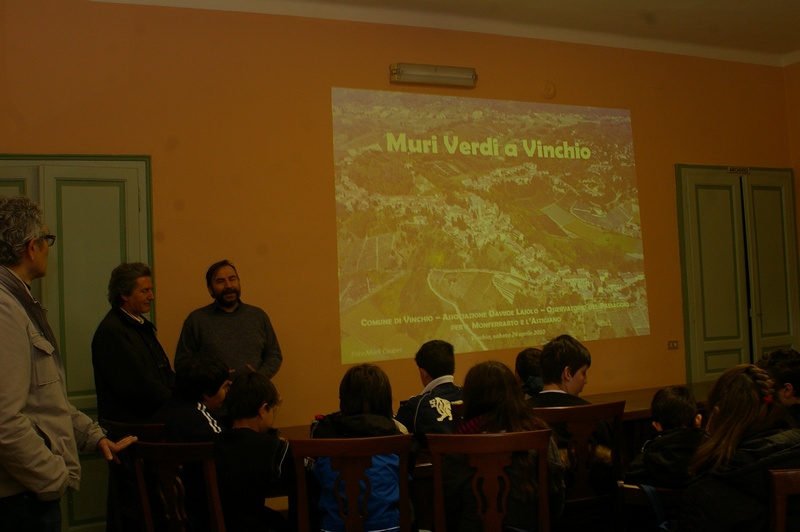 Illustrazione dell iniziativa di rinverdimento dei muri in cemento di Vinchio ai ragazzi della Scuola media di Mombercelli da parte di Marco Devecchi (Osservatorio del Paesaggio per il Monferrato e l Astigiano) e di Ernesto Doglio Cotto (Ordine dei Dottori Agronomi e Forestali della Provincia di Asti).