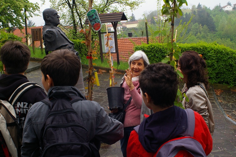 Trasporto delle piantine di rampicanti da parte dei ragazzi della Scuola media di Mombercelli sino ai muri in cemento di Vinchio da rinverdire. Nella foto Laurana Lajolo, organizzatrice del Festival del paesaggio e sostenitrice del rinverdimento dei muri.