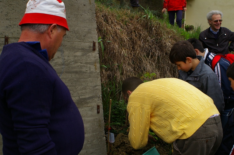 Riempimento della buca di piantagione del rampicante da parte del Sindaco di Vinchio, Andrea Laiolo.