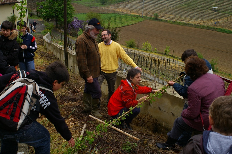 Messa a dimora delle piante di rampicanti alla base del muro in cemento da parte dei ragazzi con l aiuto di Paola Grassi, Andrea Laiolo, Claudio Accomo e Mirella Zitti.