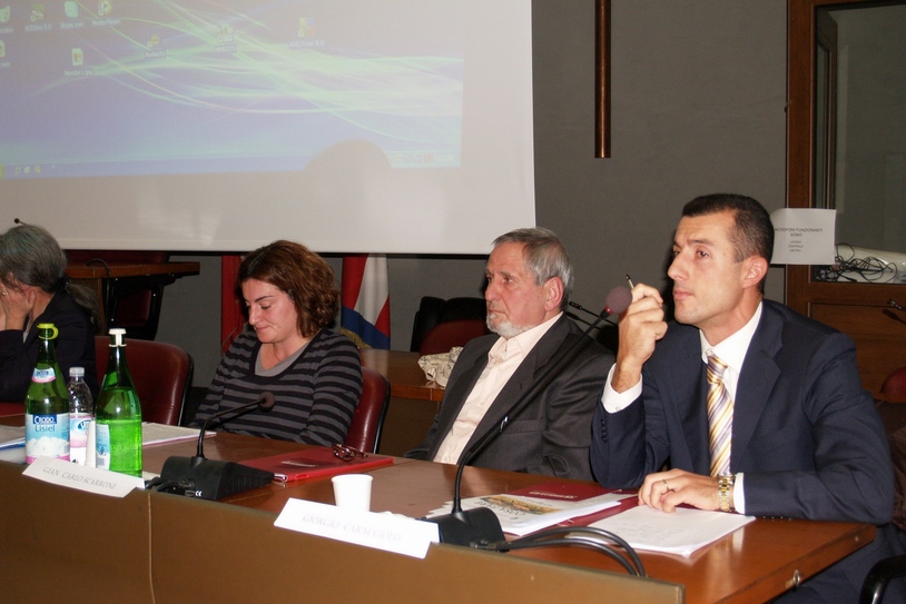 Al Tavolo dei Relatori (da sx): Marisa Valente (Presidente della Consulta ambientalista della Provincia di Asti), Monica Gentile (Comitato Belangero), Giancarlo Scarrone (Associazione Valle Belbo Pulita) e Giorgio Caracciolo (Comitato No Tangenziale Sud Ovest) Foto di Agnese Argenta].