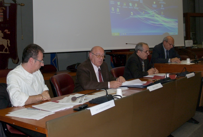 Foto della Riunione pubblica della Consulta ambientalista astigiana su "Cosa fare per l ambiente. Il lavoro svolto in un anno di attività della Consulta" ad Asti il 18 10 10. Nella foto: On.le Massimo Fiorio, Prof. Erildo Ferro (Osservatorio del paesaggio per il Monferrato e l Astigiano), Geom. Pier Franco Ferraris (Assessore all Ambiente della Provincia di Asti) e Dott. Beppe Rovera (giornalista RAI).