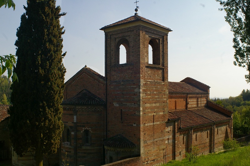 Veduta della Canonica di Santa Maria di Vezzolano, sede del Concerto "Ecco la primavera o Ce fu en mai" del Gruppo musicale La Ghironda.