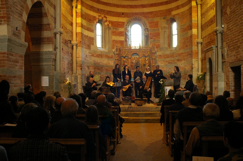 Concerto dal titolo"Ecco la primavera o Ce fu en mai" del Gruppo musicale La Ghironda, all interno della Canonica di Santa Maria di Vezzolano.