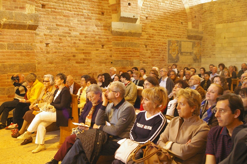 Folto pubblico presente al concerto "Ecco la primavera o Ce fu en mai" del Gruppo musicale La Ghironda, all interno della Canonica di Santa Maria di Vezzolano.