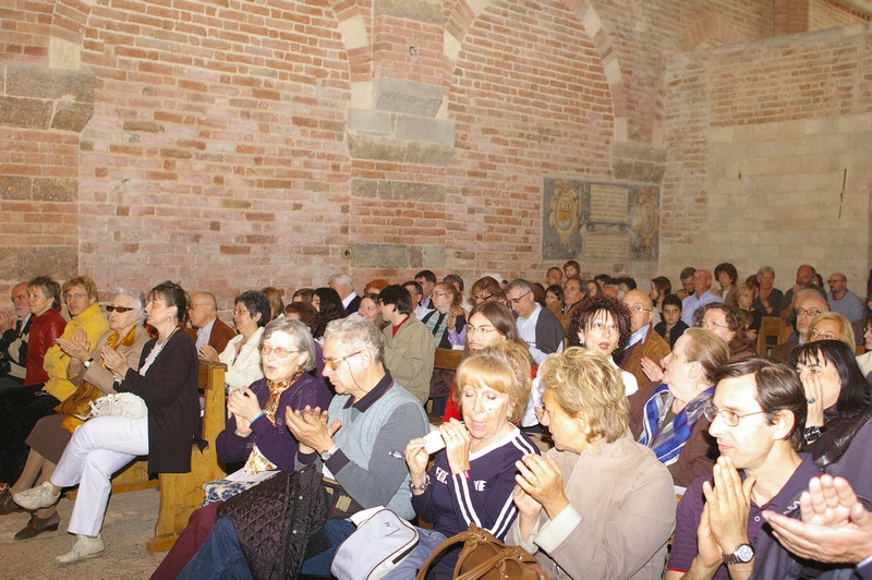 Folto pubblico presente al concerto "Ecco la primavera o Ce fu en mai" del Gruppo musicale La Ghironda, all interno della Canonica di Santa Maria di Vezzolano.