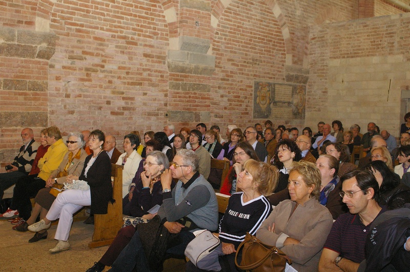 Folto pubblico presente al concerto "Ecco la primavera o Ce fu en mai" del Gruppo musicale La Ghironda, all interno della Canonica di Santa Maria di Vezzolano.