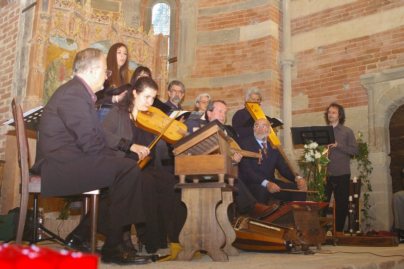 Musici del gruppo "La Ghironda" nell esecuzione di brani del concerto "Ecco la primavera o Ce fu en mai".