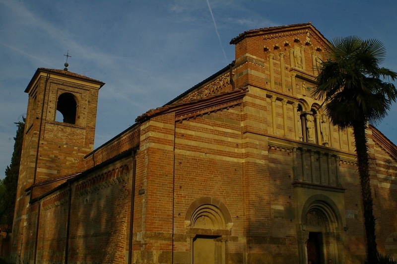 Veduta della facciata illuminata dal sole al tramonto della Canonica di Santa Maria di Vezzolano.