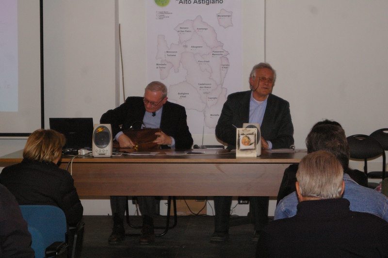 Conferenza del Professor Aldo Settia , sul tema: Vezzolano: la storia la memoria il futuro, organizzata dal Comitato del Frutteto presso la Cascina di Vezzolano (17 04 10).  Nella foto il Prof. Aldo Settia e il Prof. Dario Rei.